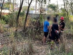 SEGURANÇA PARTICIPOU DA FUDEÇÃO NO MATO . METEU NO PÊLO E FUDEU GOSTOSO NESSA SURUBA hot gay porn abs