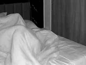 Missionário en por cavalo fode seu colega de quarto sem sela na câmera gozo bunda. gay porn straight japan