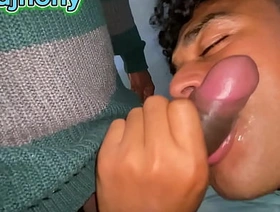 Amigo do meu pai venho em casa mamar meu pau até sair leite gay hot porn video