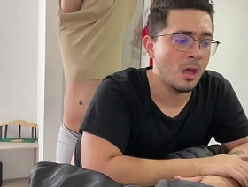 Desconocido sube a mi moto, lo llevo a su casa y me paga el viaje con su gran culo porn thailand gay