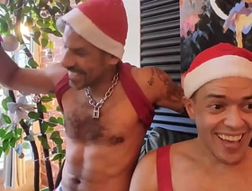 AMIGO SECRETO DE CÚ É RÔLA . SURUBA BAREBACK COM PAPAI NOEL korean gay porn abs