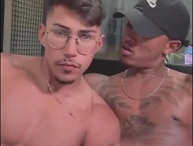 Rafael Silva chamou o nerd da escola pra estudar, mas no fim acabou dando leite na boca dele. - Parte II hot mature gay porn