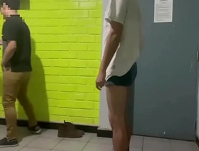 Maduro pide ayuda a recepción de su hospedaje por un problema técnico. El joven de Roomservice acude al llamado del hué... china gay porn website