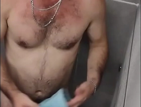 Um banho gostoso cheio de tesão. hot older male gay porn