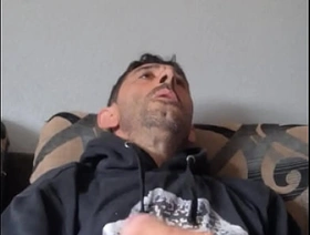 Me hago una paja en el sofá mientras fumo yn cigarrillo y me corro hairy japan gay porn