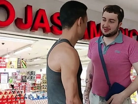 Flagrei o puto roubando chocolate na loja e teve que dá algo em troca pra eu não chamar o segurança filme completo no Red bear japan gay porn