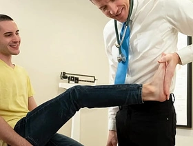 Petite Guy Had to See the Big Man Again for Some Intimate Fun - Tinytwink korean gay porn straight