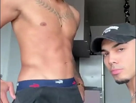 Depois do jogo o atacante do time me chamou pra casa dele. Só não sabia que eu que entraria com tudo - Free video gay indonesia porn