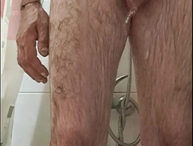 Me doy una ducha y me pongo cachondo tengo que hacerme una paja a esta gran polla asta correrme hot gay massage sex porn