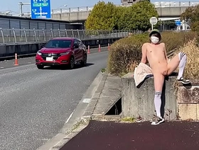女装子まゆちゃんが車がばんばん通る日中の国道脇の歩道でノーブラノーパンの前をはだけて大股開いて丸出しの露出プレイを楽しんでいる。Part 2 chinese crossdresser gay porn