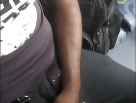 Batendo uma dentro do ônibus cheio de tesão chinese gay story porn