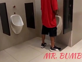 FAZENDO BANHEIRÃO NO SHOPPING DA ELITE. MUITOS VÍDEOS COMPLETOS DE BANHEIRÃO NO RED E SUBSCRIÇÃO hot asian hunk gay porn