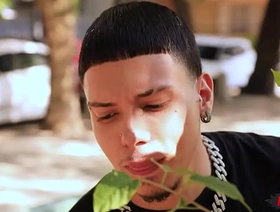 Dando pro famosinho da minha rua! japan threesome gay porn