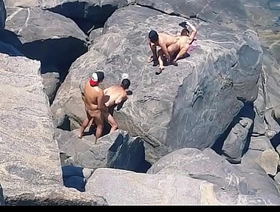 A PRAIA DE NUDISMO MAIS QUENTE DO RIO DE JANEIRO, NAS PEDRAS O SEXO ACONTECE COM MUITO TESÃO. chinese gay porn blowjob