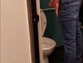 PEGUEI UM GRINGO NO BANHEIRO DO CINEMA.  TORA CABEÇUDA E LEITEIRA. OS MELHORES BANHEIRÕES ESTÃO NO RED E SUBSCRIÇÃO gay porn desi hot