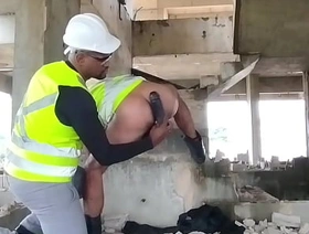 Eletricista safado trás os consolos da esposa, pro seu colega enfia nele na obra, fica todo arreganhado chinese gay moaning porn