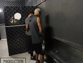 Pegação no banheirão do clube de sexo hot animated gay porn