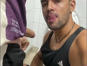MAMANDO UM VAGABUNDO DE PICA ROSADA NO BANHEIRO daigo japan gay porn