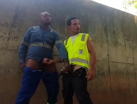 Trabalhadores transando escondido atrás da obra no horário de trabalho porn hot korean gay