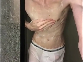 Novinho tomando banho e mostrando pica hot nerd gay porn