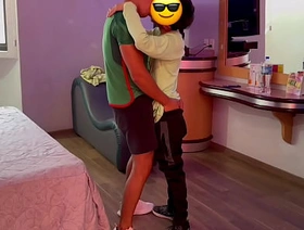 Por los gemidos de Gio, Omar está lamiendo y tocando los lugares correctos. Se acuesta, abre las piernas y Omar va directo al agujero de Gio. Gio se sube encima de Omar y se sienta sobre su polla singapore hot gay porn