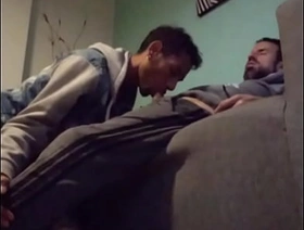 Macho disfruta de una deliciosa mamada mientras relaja en el sofá. japan gay office porn