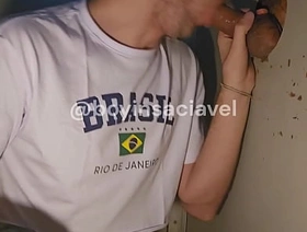 Levando leitada de desconhecidos no glory hole hot gay comic porn