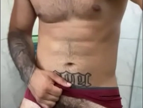 Macho Twink Batendo Punheta e Gozando indonesian outdoor gay porn