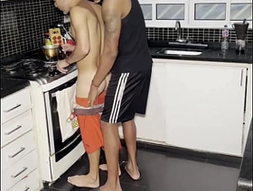 Vendedor de bala fode o cuzinho do amigo na cozinha enquanto sua mae está na igreja porn sex gay hot