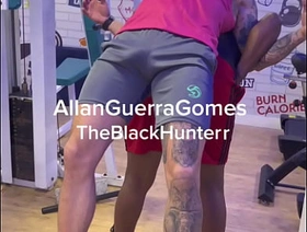 O lutador de MMA Allan guerra pegou o negão pra treinar e acabou em broderagem na sauna da academia solo chinese gay porn