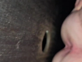 COROA SÓ QUERIA SE ALIVIAR, ENTROU EM UMA CABINE DE SEXO E PEGOU DUAS ROLAS GRANDES. thailand muscle gay porn