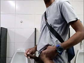 MAIS PUNHETA NO BANHEIRO. korean couple gay porn