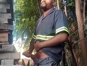 Trabador masturbando atas dos blocos da construção hot lifeguard gay porn