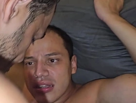 Tres machos com desejos secretos curtindo seus momentos sozinhos, tesão real - FULL SHEER hot dilf gay porn