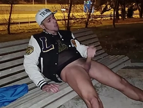 I JERK OFF AND CUM IN A PARK IN MADRID!!!! very hot gay porn