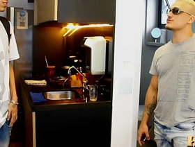 FLAGREI O MARIDO DA MINHA AMIGA TOMANDO BANHO, TIVE QUE BATER UMA VENDO gay korean cam porn