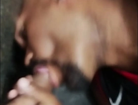 Trabalhador deita no chão pra chupar hot gay male sex porn