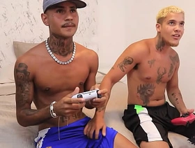 Mamando meu amigo depois de perder no videogame japan gay porn studio