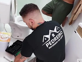 O encanador me comeu gostoso e ainda deu o rabo dele pra mim! myanmar gay porn telegram