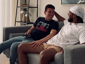 TRAILER GOLD DIGGER TURISTA CON MACHO VERGON INTERACIAL japan gay porn kiss