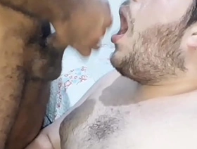 Gordo Chupa Mecânico Peludo e Ele Mete e Goza Na Cara - Parte 3 (COMPLETO NO XVIDEOS RED) chinese gay porn student