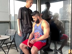 O BOMBADÃO MANDOU O BARBEIRO PICAR ATRÁS E ACABOU LEVANDO A PICADA NO CU china gay twink porn