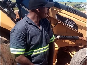 Trabalhador foi bater uma e o chefe quase pega ele com a mão na obra hot gay male porn