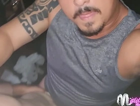 Corno levou seu companheiro de trabalho para o maridão encher de porra gay chinese office porn