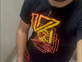 Batendo punheta amaciando essa pica grossa do tronco até a cabeça até gozar no banheiro do bar hot anime men gay porn