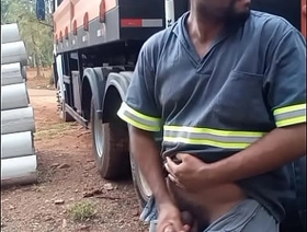 Trabalhador se Masturbando na Obra escondido atrás do Caminhão da Empresa gay porn sex hot