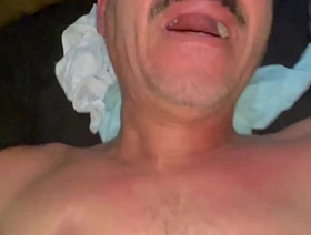 Porteiro entrou no quarto na hora que os machos estavam trepando, entrou na pica também e gemeu gostoso - FULL RED indonesian gay porn outdoor